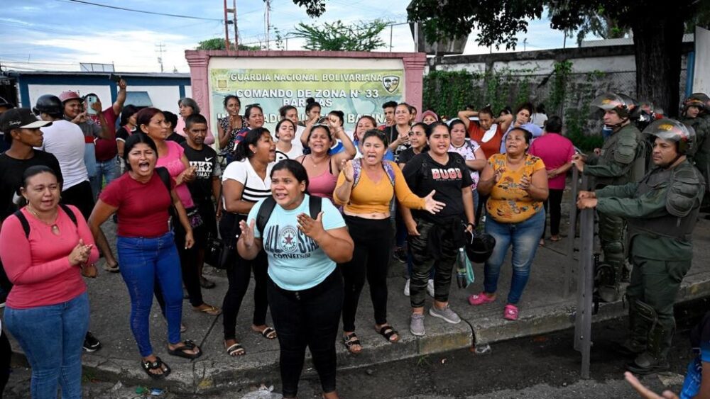 Los familiares de los reclusos exigen información sobre los traslados en la prisión del Internado Judicial de Barinas (INJUBA), Venezuela, el 25 de mayo de 2026.