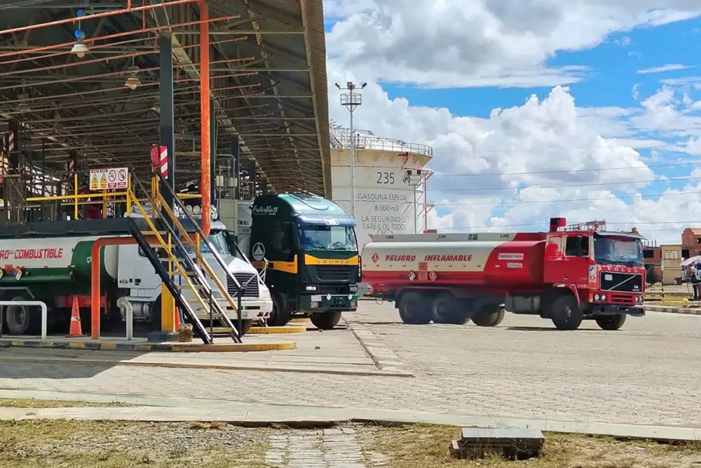 Cisternas con combustibles se dirigen a La Paz y El Alto. Foto: YPFB