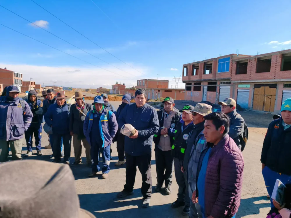 Fiscales y comunarios de Vilaque Copata, donde falleció un joven el fin de semana. Foto: Fiscalía.
