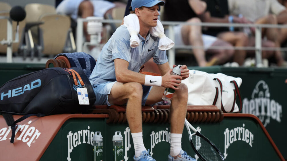 El tenista italiano Jannik Sinner descansa durante su victoria ante el francés Clement Tabur el 26 de mayo de 2026 en París, en la primera ronda de Roland Garros