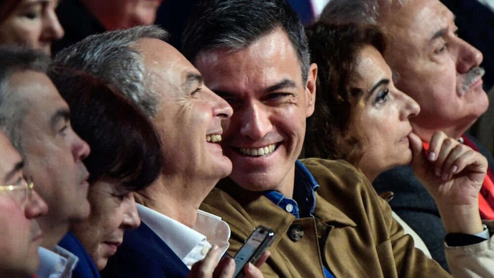 El presidente español, Pedro Sánchez (centro), sonríe a su predecesor José Luis Rodríguez Zapatero durante un congreso del PSOE, el 30 de noviembre de 2024 en la ciudad española de Sevilla
