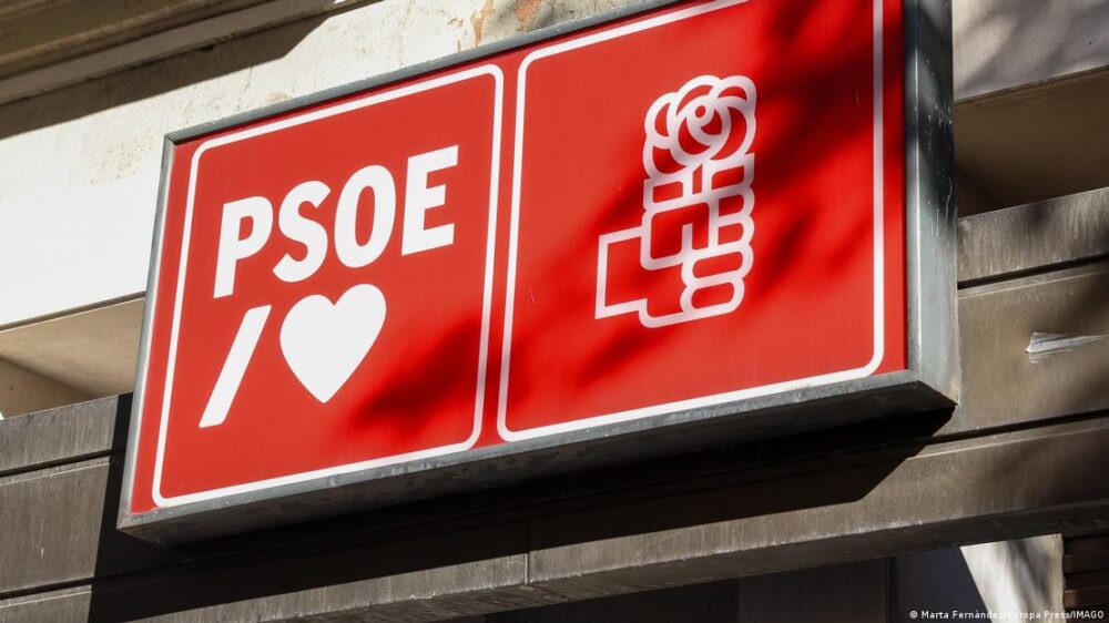 Cartel con el letrero PSOE y "I love", con un corazón, con el símbolo de una mano con una rosa, en la sede central del Partido Socialista Obrero Español (PSOE) en la caller Ferraz, en Madrid. Cartel con el letrero PSOE y "I love", con un corazón, con el símbolo de una mano con una rosa, en la sede central del Partido Socialista Obrero Español (PSOE) en la caller Ferraz, en Madrid.