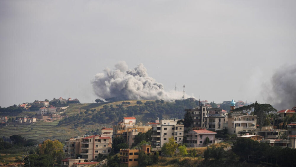 Se elevan columnas de humo tras un ataque israelí en Nabatiyeh, Líbano, el 26 de mayo de 2026.