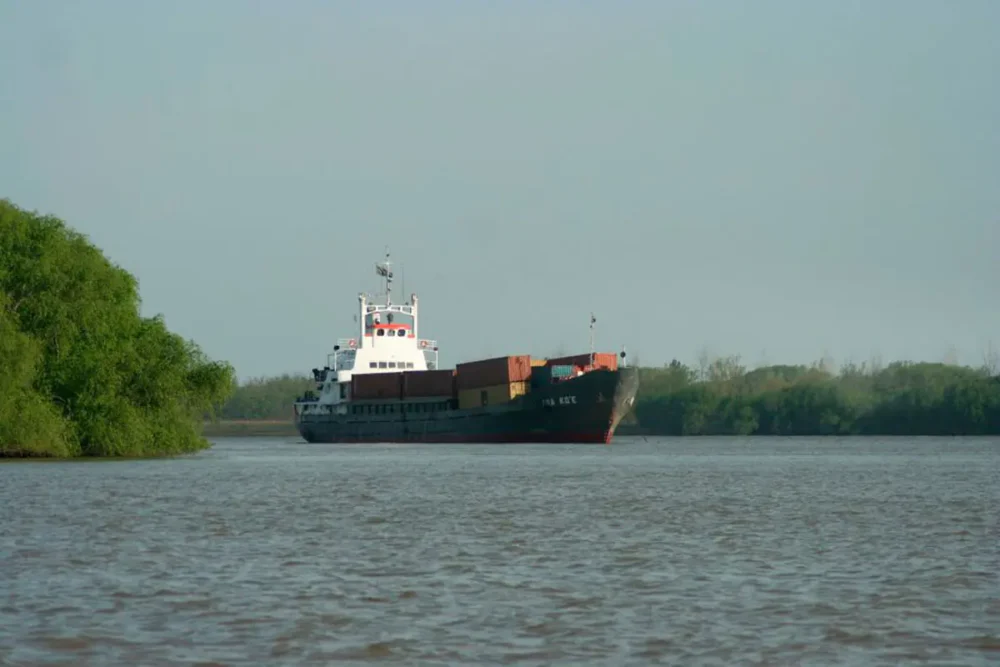 Un barco de carga navega por la hidrovía Paraguay-Paraná. Foto: Fundación Humedales