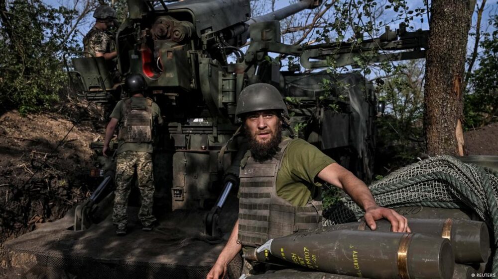 Soldados ucranianos alistan un obús en la región de Zaporiyia. (25.05.2026). Soldados ucranianos alistan un obús en la región de Zaporiyia. (25.05.2026).