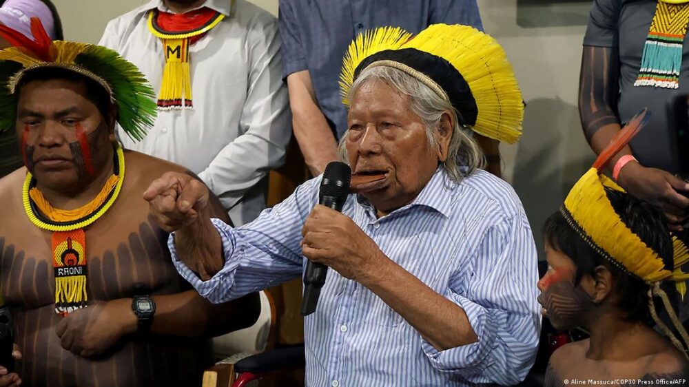 El líder indígena Raoni Metuktire habla al micrófono durante en una conferencia contra la extracción de petróleo y gas en la Amazonía. (COP30, Belém do Pará, 30.11.2025). El líder indígena Raoni Metuktire habla al micrófono durante en una conferencia contra la extracción de petróleo y gas en la Amazonía. (COP30, Belém do Pará, 30.11.2025).