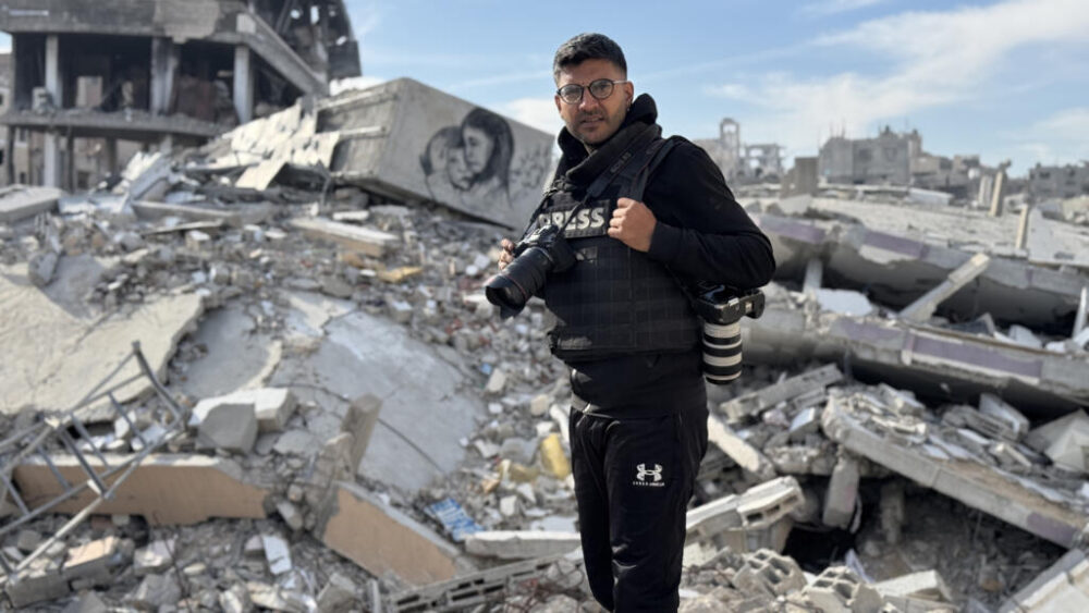 El periodista de la AFP Bashar Taleb posa para una foto en la Franja de Gaza, el 10 de diciembre de 2024