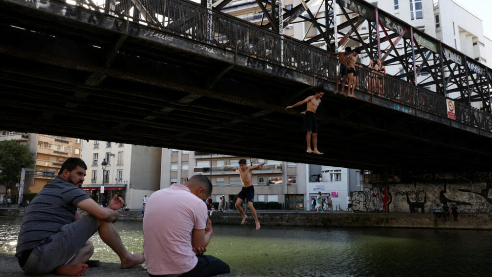 Párisinos se refrescan en los canales mientras los termómetros superan los 30°C En París, los habitantes buscan alivio en los canales ante las altas temperaturas, que se mantendrán elevadas durante toda la semana (25/05/26).