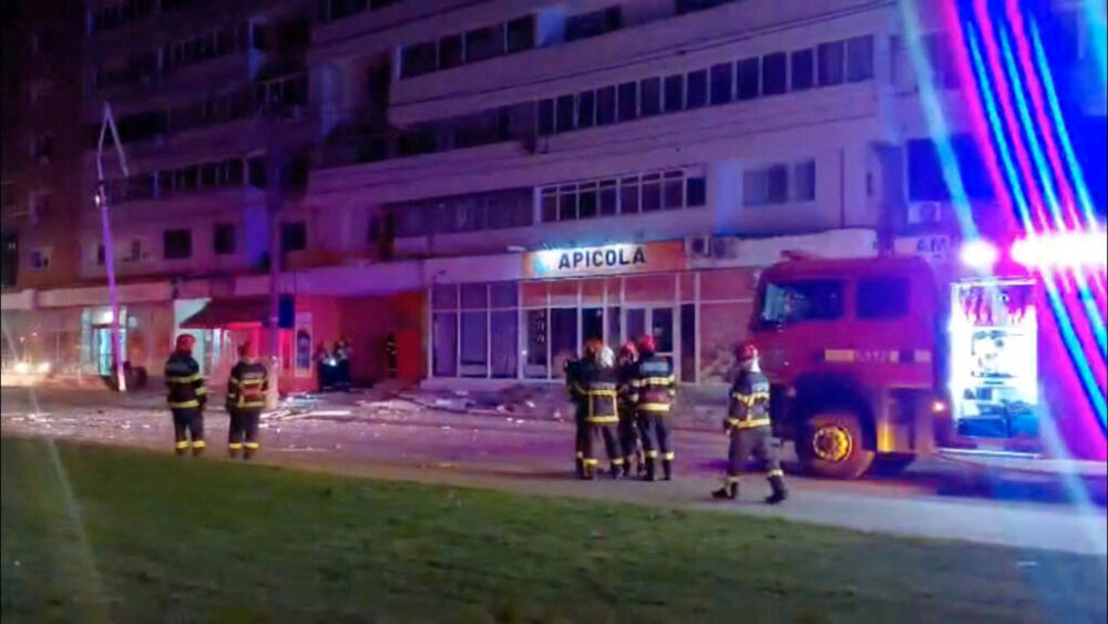 Los bomberos intervienen cerca de un edificio que, según una publicación en Facebook de la emisora de radio rumana Pro Lider FM, habría sido alcanzado por un dron, cerca de la frontera con Ucrania, en Galați (Rumanía), tal y como muestra esta captura de pantalla tomada de un vídeo difundido el 29 de mayo de 2026.
