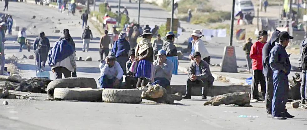 perjuicio. Uno de las vías interrumpidas por los bloqueos de carreteras en El Alto, medida de presión que cumple este domingo 26 días.