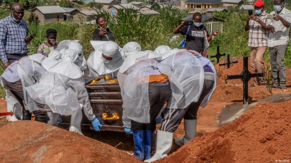 Trabajadores de la Cruz Roja entierran el cuerpo de un hombre que murió de ébola, en Bunia, República Democrática del Congo (26.05.2026) Trabajadores de la Cruz Roja entierran el cuerpo de un hombre que murió de ébola, en Bunia, República Democrática del Congo (26.05.2026)