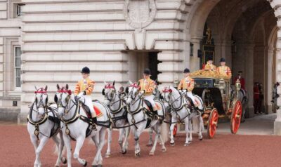 Una tradicional ceremonia del rey Carlos III en el Parlamento desnuda la fragilidad del gobierno laborista en el Reino Unido
