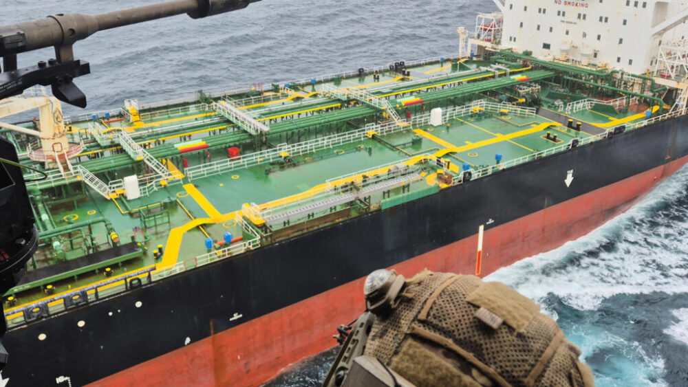 En esta fotografía facilitada por el Ejército francés, un helicóptero NH90 del Ejército francés sobrevuela el petrolero Tagor, sujeto a sanciones internacionales y que se dirigía desde Rusia por el océano Atlántico, el domingo 31 de mayo de 2026. (Ejército francés vía AP) Nesta imagem divulgada pelo Exército francês, um helicóptero NH90 do Exército francês sobrevoa o petroleiro Tagor, que está sob sanções internacionais e navegava a partir da Rússia no oceano Atlântico, no domingo, 31 de maio de 2026.