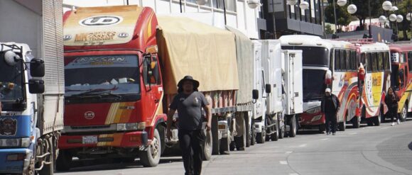 Cámara de Transporte reporta 1.200 cisternas con combustible retenidas por los bloqueos