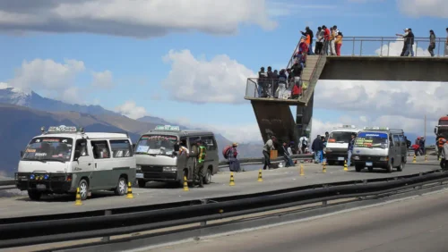 Transporte interciudad paceño opera al 10% y se declara en emergencia