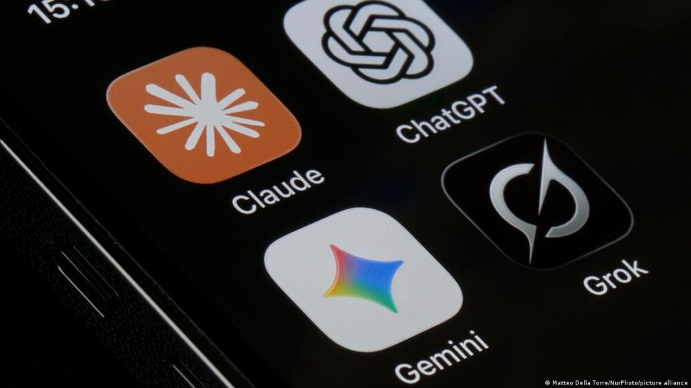 Asistentes de IA Claude, ChatGPT, Gemini y Grok en la pantalla de un teléfono inteligente. Asistentes de IA Claude, ChatGPT, Gemini y Grok en la pantalla de un teléfono inteligente.