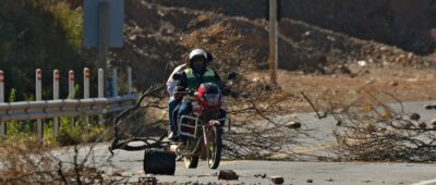 Continúan los bloqueos en la ruta nueva Cochabamba – Santa Cruz pese a la presencia policial