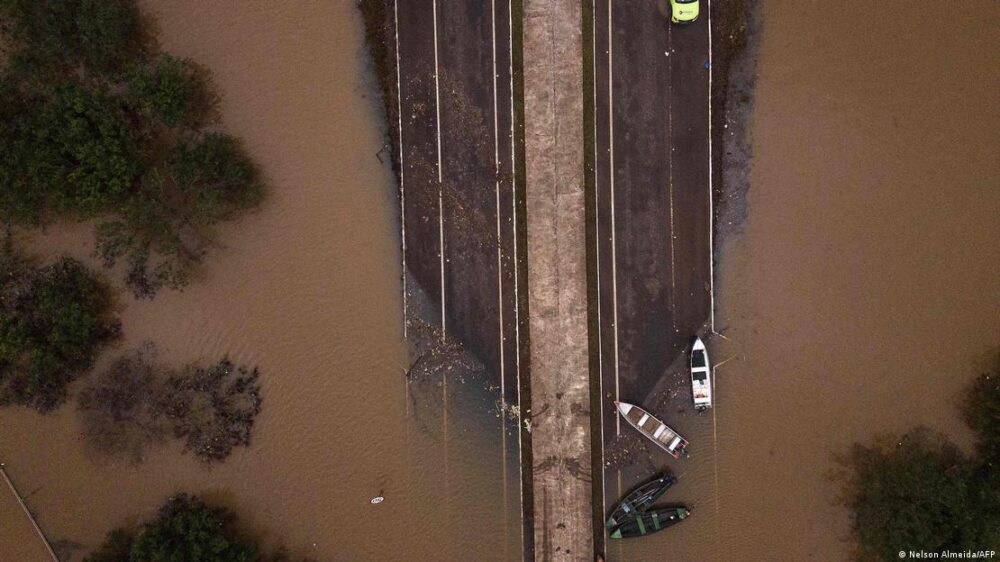 Inundaciones en Canoas, Rio Grande do Sul, Brasil, por el fenómeno de El Niño en 2024: autopistas y automóviles bajo el agua. Inundaciones en Canoas, Rio Grande do Sul, Brasil, por el fenómeno de El Niño en 2024: autopistas y automóviles bajo el agua.