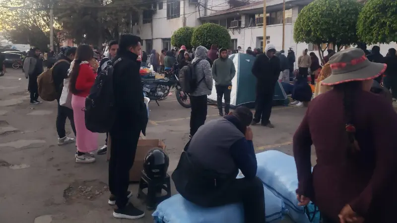 En Cochabamba, habían personas esperando enviar encomiendas En Cochabamba, habían personas esperando enviar encomiendas