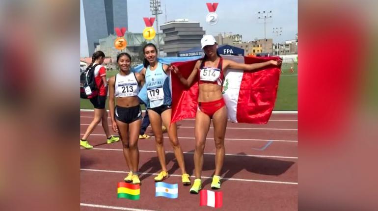 La atleta cochabambina Benita Parra (izq.) tras obtener la medalla de bronce, ayer. | Cortesía