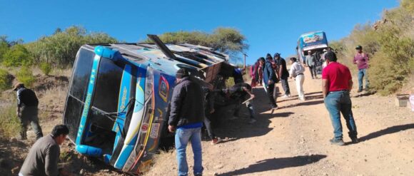 Bus vuelca por esquivar bloqueos: Heridos están siendo atendidos en el hospital de Capinota