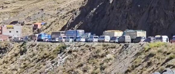 Ruta a los Yungas: Choferes bloquean la tranca de Urujara exigiendo gasolina y diésel