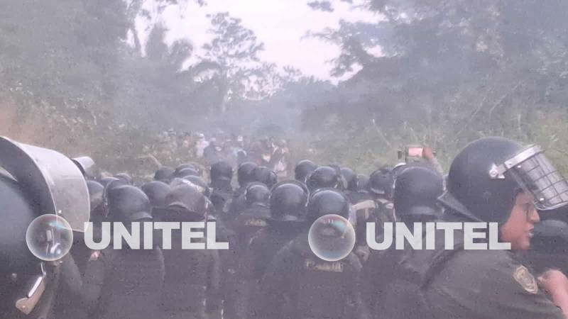 Frente a frente, los movilizados y la Policía Frente a frente, los movilizados y la Policía