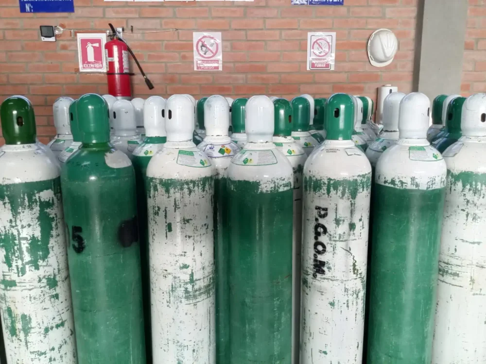 Botellones en la planta de oxígeno de El Alto. FOTO GAMEA