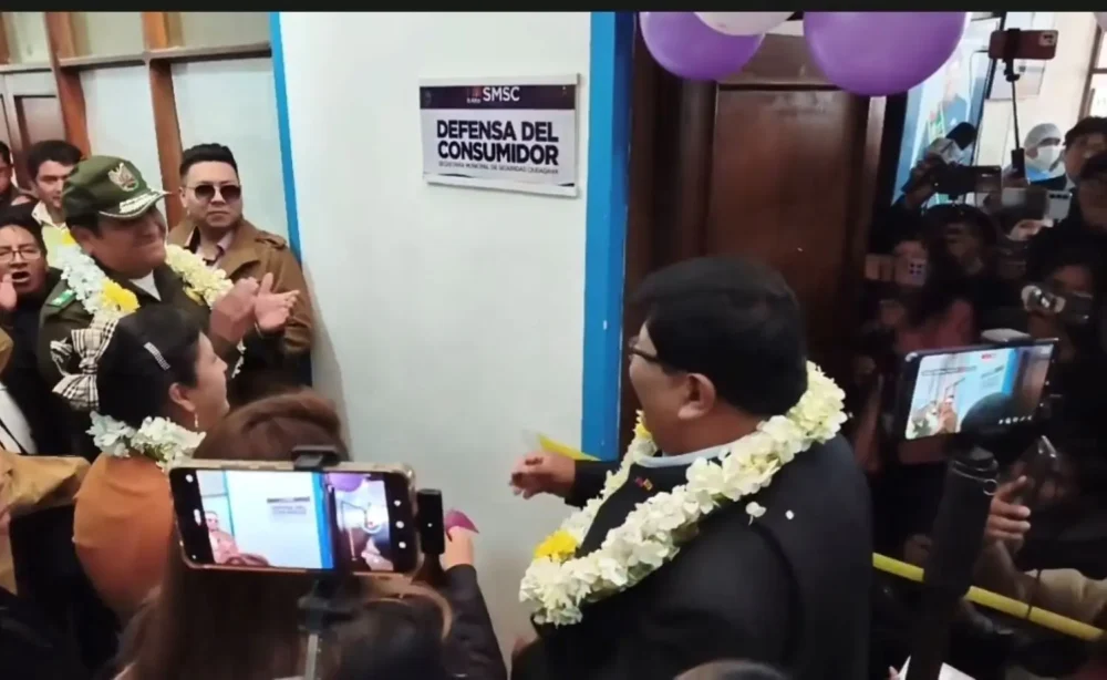 El alcalde Eliser Roca inauguró la oficina de Defensa del Consumidor. FOTO: Captura RRSS