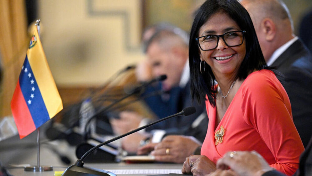 La presidenta interina de Venezuela, Delcy Rodríguez, sonríe durante una reunión en el palacio de Miraflores, el 24 de abril de 2026 en Caracas