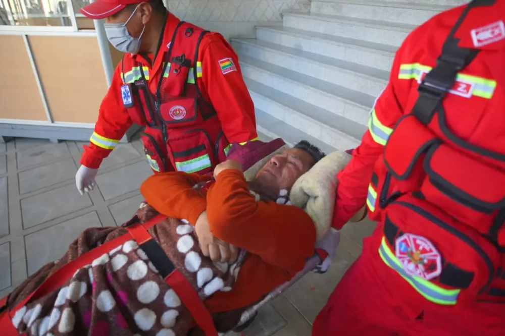 El diputado Rodolfo García es evacuado. Foto: APG