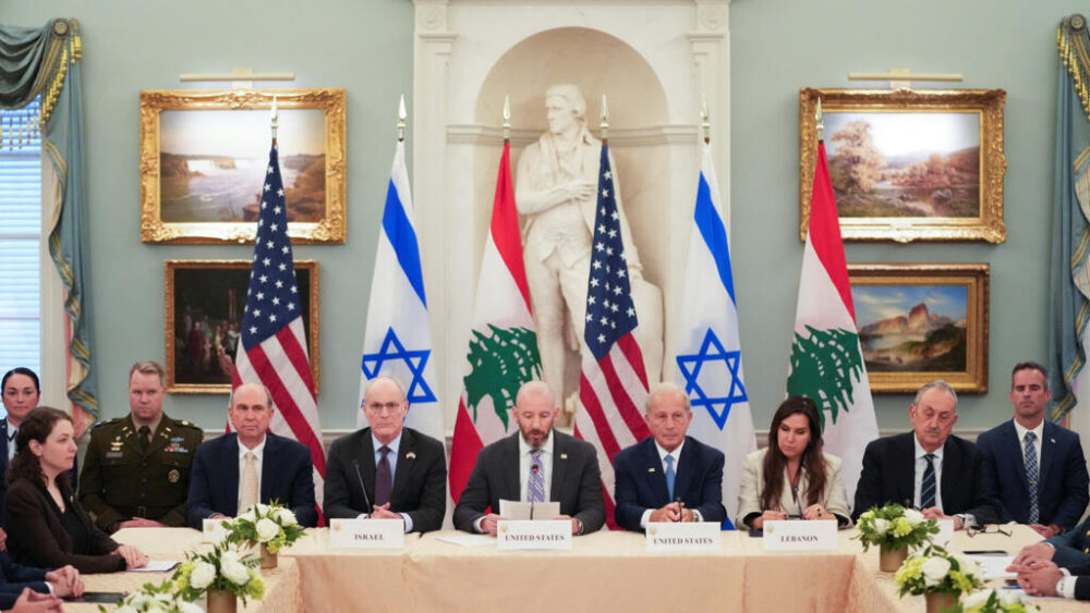 Daniel Holler, jefe de gabinete del Departamento de Estado, interviene en calidad de embajador de Israel en Estados Unidos. Yechiel Leiter y la embajadora del Líbano en Estados Unidos, Nada Hamadeh, acompañados por el embajador de Estados Unidos en el Líbano, Michel Issa, asisten a una reunión entre las delegaciones israelí y libanesa organizada por Estados Unidos, después de que la administración Trump anunciara que Israel y el Líbano habían acordado aplicar un alto el fuego para poner fin a las hostilidades, en Washington D. C., Estados Unidos, el 3 de junio de 2026.