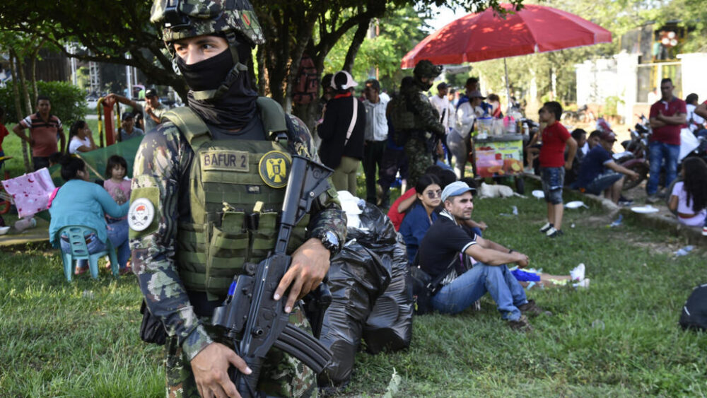 Un soldado del éjército colombiano custodia a los desplazados del ataque del ELN, en Tibú.