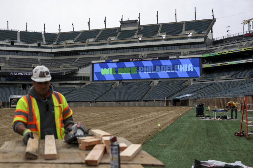 Hombres participan en trabajos de obra en el estadio Lincoln Financial Field, una de las sedes del Mundial de fútbol, en Filadelfia, Estados Unidos, el 28 de abril de 2026