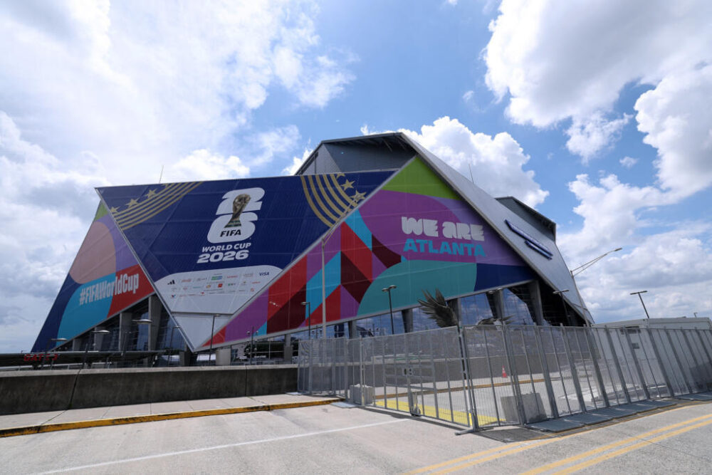 Vista general de los preparativos en los alrededores del Mercedes-Benz Stadium, donde se está cambiando la señalización para pasar a llamarse Atlanta Stadium de cara a la Copa Mundial de la FIFA 2026, el 30 de mayo de 2026 en Atlanta, Georgia.