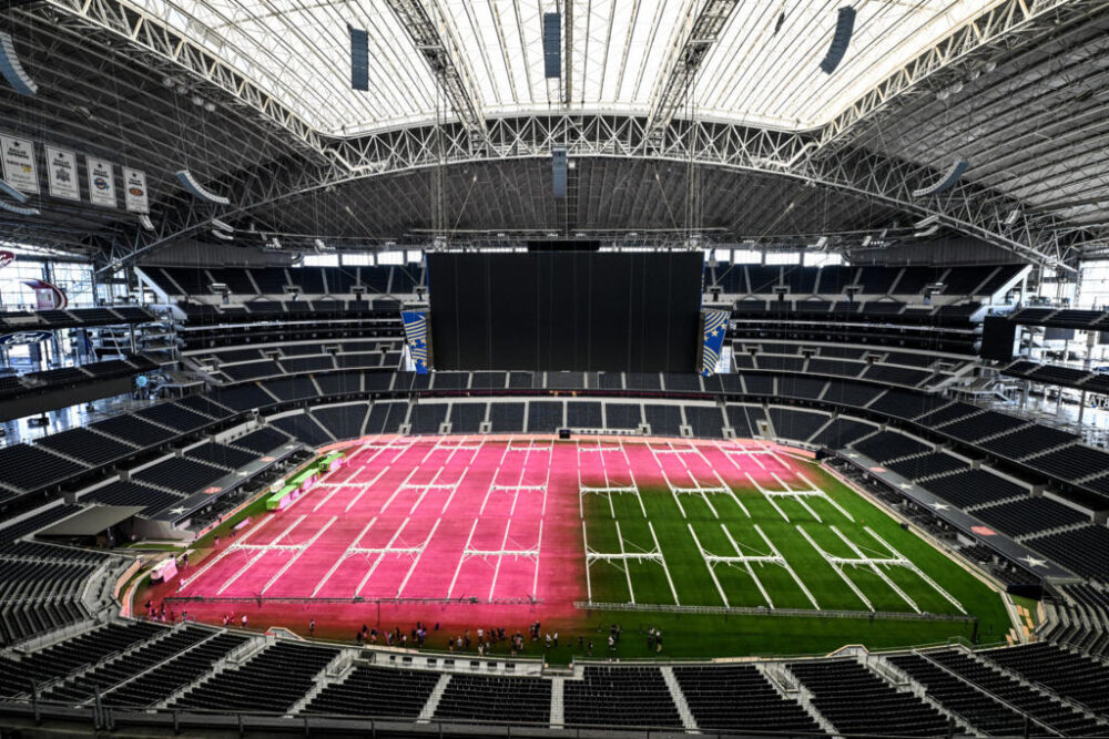 Unas luces violeta propician el crecimiento del césped en el Dallas Stadium (temporalmente renombrado AT&T Stadium), en Arlington (Texas, EEUU), el 14 de mayo de 2026