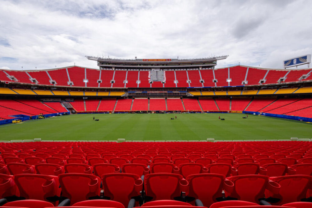 Miembros del equipo de mantenimiento cortan el césped del campo de fútbol recién instalado en el Kansas City Stadium —que ha pasado a llamarse así temporalmente, en lugar de Arrowhead Stadium, durante la Copa Mundial de la FIFA 2026— en Kansas City, Misuri, el 29 de mayo de 2026.