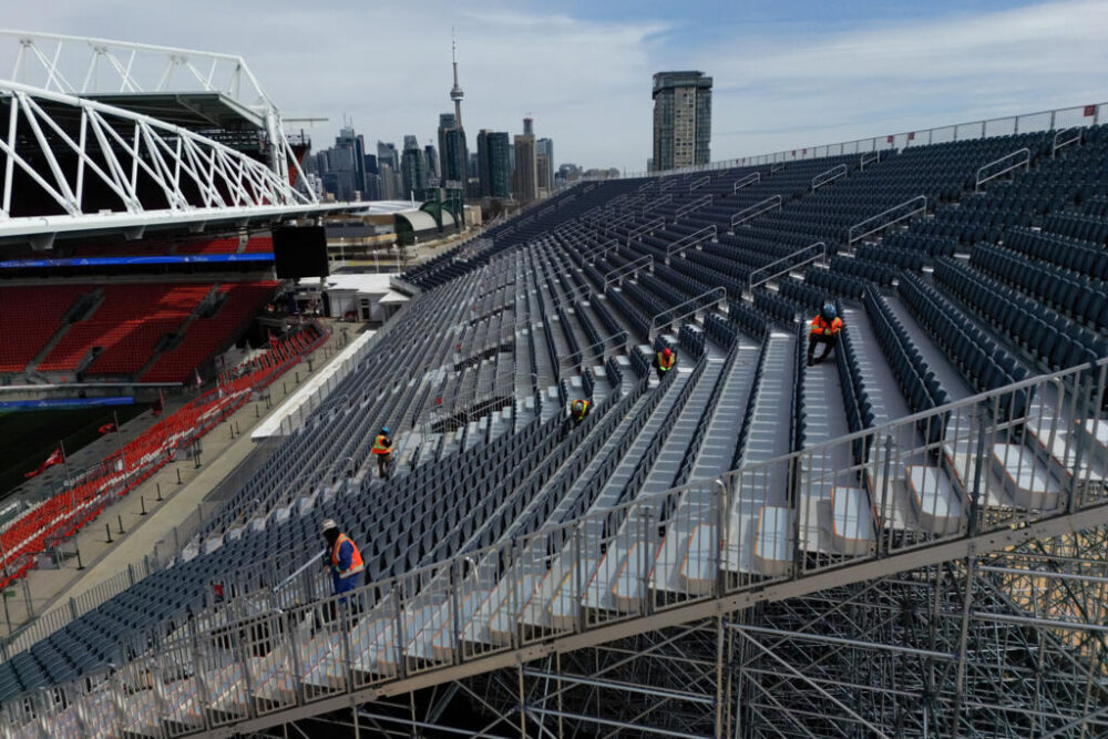 Para ampliar el estadio de Toronto, fue necesario añadir unas 17.000 localidades mediante la construcción de dos gradas detrás de las porterías.