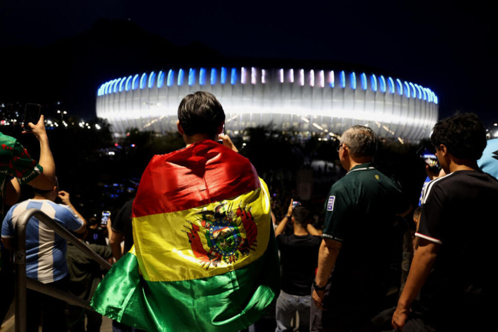 Los aficionados bolivianos llegaban al partido de la repesca final de la fase de clasificación para la Copa Mundial de la FIFA 2026 entre Irak y Bolivia, disputado en el Estadio BBVA de Guadalupe, en el estado de Nuevo León (México), el 31 de marzo de 2026.