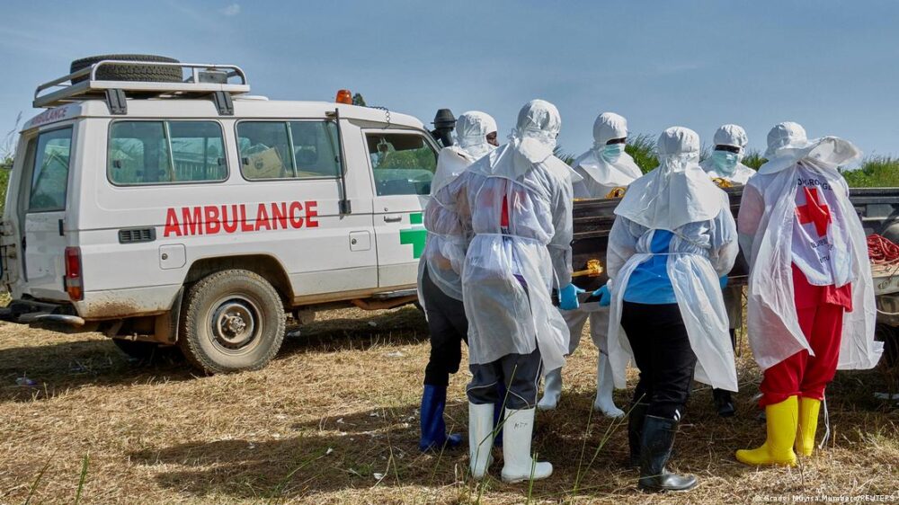 Trabajadores de la Cruz Roja transportan el cuerpo de una persona que murió a causa de ébola, en la ciudad de Bunia, provincia de Ituri, República Democrática del Congo (26.05.2026) Trabajadores de la Cruz Roja transportan el cuerpo de una persona que murió a causa de ébola, en la ciudad de Bunia, provincia de Ituri, República Democrática del Congo (26.05.2026)
