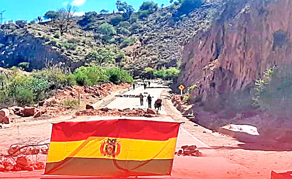 PROTESTA. Hay varios bloqueos en la carretera Sucre-Santa Cruz ejecutados por campesinos.