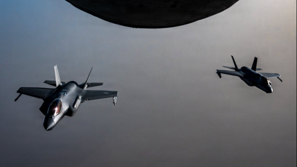 Dos aviones de caza furtiva F-35A de la Fuerza Aérea de EE. UU. sobrevolaron el Medio Oriente durante una patrulla..07 06 2026