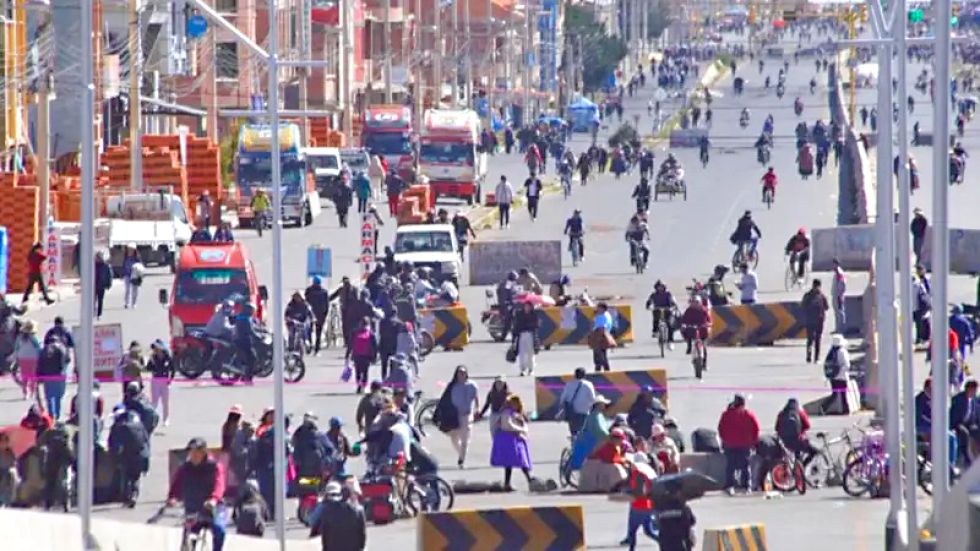 PERJUICIO. Una de las avenidas cortadas por los bloqueadores en la ciudad de El Alto, la semana pasada.