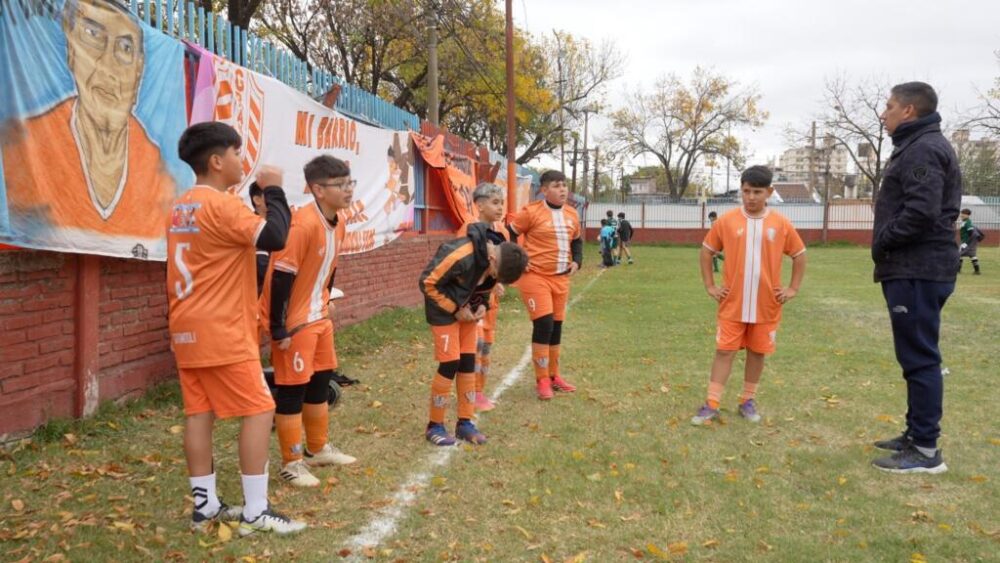 Charla técnica a los chicos del equipo de Abanderado Grandoli.