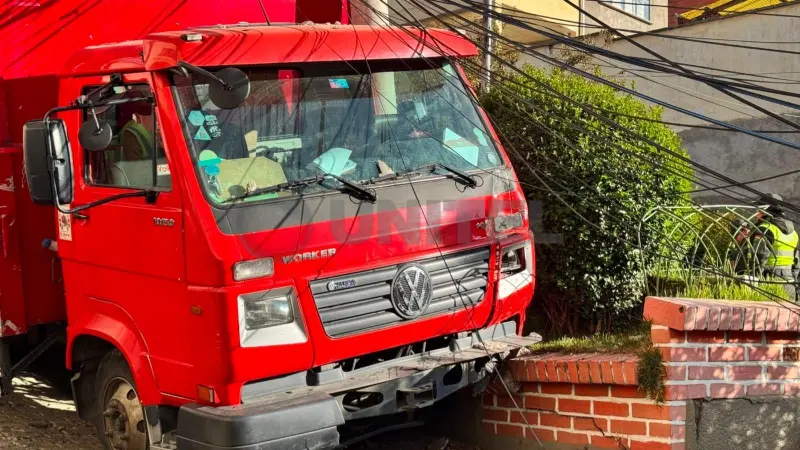 El camión que impactó con el poste en la Ciudadela Ferroviaria. El camión que impactó con el poste en la Ciudadela Ferroviaria.