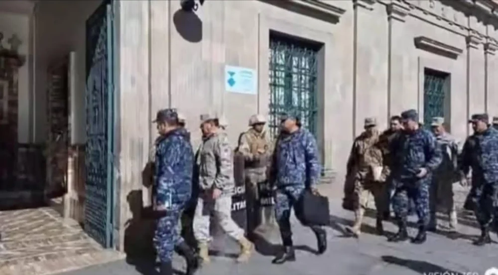 El Alto Mando Militar ingresa a Palacio Quemado. Foto: RRSS