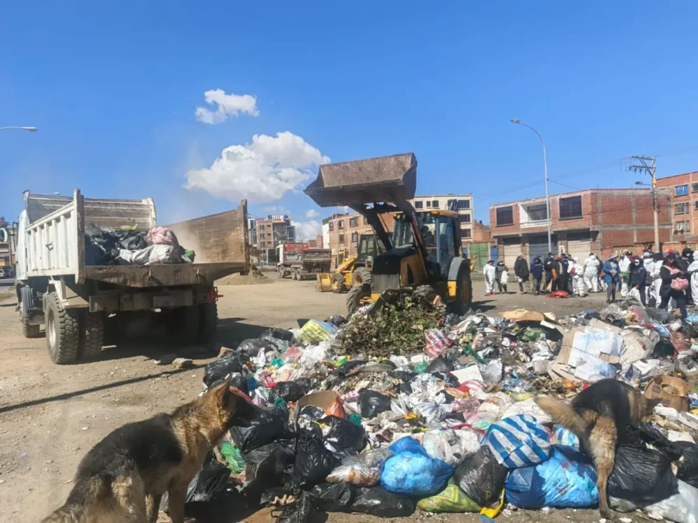 La Alcaldía de El Alto acopia la basura en el Distrito 12 debido a los bloqueos. FOTO: GAMEA