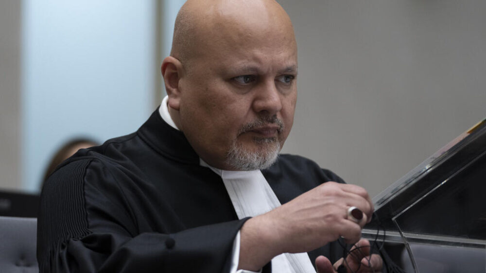 La decisión, sin embargo, tendrá un efecto apenas práctico, ya que Karim Khan, de 55 años, pidió una licencia en mayo de 2025 para defenderse de las acusaciones que él niega.