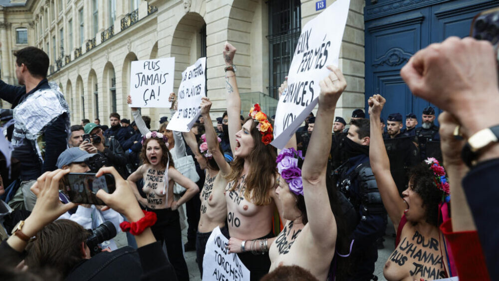Integrantes del grupo feminista Femen participan en una concentración no autorizada ante el ministerio francés de Justicia en París, el 8 de junio de 2026.