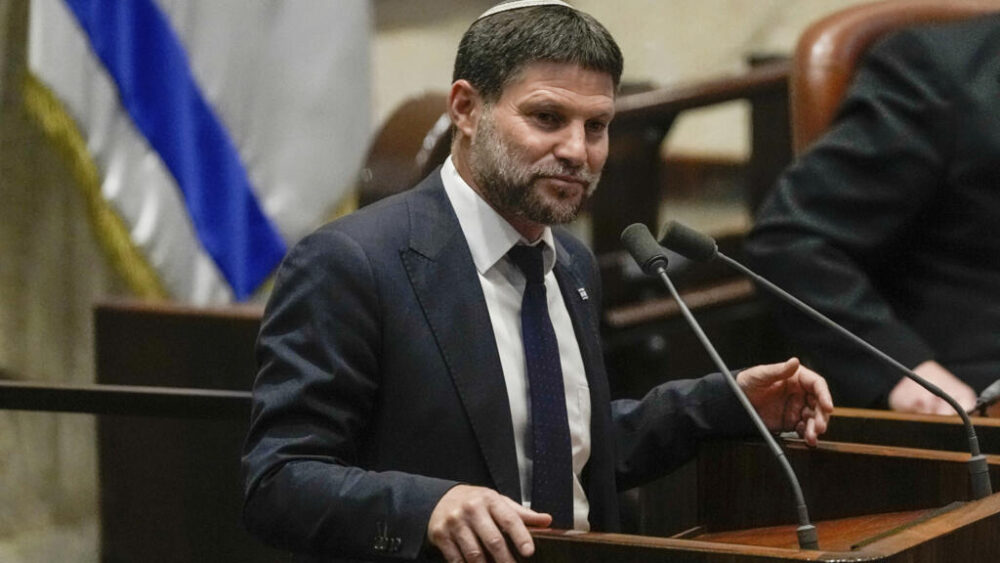 ARCHIVO - El ministro de Finanzas israelí, Bezalel Smotrich, pronuncia un discurso en la Knesset, el Parlamento de Israel, en Jerusalén, el 10 de julio de 2023.